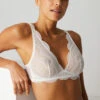 Simone Perele Soutien-gorge Triangle En Dentelle Sans Armatures Simone Pérèle Collection De Lingerie Permanente Karma Coloris Naturel (=ivoire). 1 Simone Perele Soutien-gorge Triangle En Dentelle Sans Armatures Simone Pérèle Collection De Lingerie Permanente Karma Coloris Naturel (=ivoire). -Sous Vêtement Soldes Magasin Soutien gorge triangle en dentelle sans armatures Simone Perele Karma naturel nacre 12V250 030 1