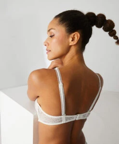 Simone Perele Soutien-gorge Triangle En Dentelle Sans Armatures Simone Pérèle Collection De Lingerie Permanente Karma Coloris Naturel (=ivoire). -Sous Vêtement Soldes Magasin Soutien gorge triangle en dentelle sans armatures Simone Perele Karma naturel nacre 12V250 030 5