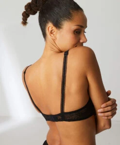 Simone Perele Soutien-gorge Triangle En Dentelle Sans Armatures Simone Pérèle Collection De Lingerie Permanente Karma Coloris Noir. 7 Simone Perele Soutien-gorge Triangle En Dentelle Sans Armatures Simone Pérèle Collection De Lingerie Permanente Karma Coloris Noir. -Sous Vêtement Soldes Magasin Soutien gorge triangle en dentelle sans armatures Simone Perele Karma noir 12V250 015 2
