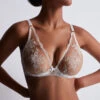 Soutien-gorge Triangle Décolleté Plongeant Collection Trésor Infini De Chez Aubade, Coloris White Wind. 1 Soutien-gorge Triangle Décolleté Plongeant Collection Trésor Infini De Chez Aubade, Coloris White Wind. -Sous Vêtement Soldes Magasin Soutien gorge triangle plunge Tresor Infini white wind Aubade blanc et chair IDF12 WHIW 501