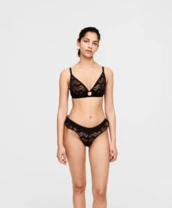 String Chantal Thomass De La Collection Lingerie De Charme Noire Nocturne. 10 String Chantal Thomass De La Collection Lingerie De Charme Noire Nocturne. -Sous Vêtement Soldes Magasin String Chantal Thomass Nocturne noir T00F70 011 3