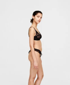 String Chantal Thomass De La Collection Lingerie De Charme Noire Nocturne. 13 String Chantal Thomass De La Collection Lingerie De Charme Noire Nocturne. -Sous Vêtement Soldes Magasin String Chantal Thomass Nocturne noir T00F70 011 6