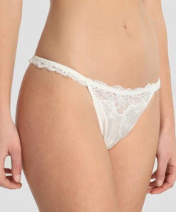 String Sexy En Soie Venant De La Ligne De Lingerie De Luxe Exception Charme Par Lise Charmel. -Sous Vêtement Soldes Magasin String sexy en soie Lise Charmel Exception charme Nacre ACS0502 NA 23