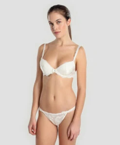 String Sexy En Soie Venant De La Ligne De Lingerie De Luxe Exception Charme Par Lise Charmel. -Sous Vêtement Soldes Magasin String sexy en soie Lise Charmel Exception charme Nacre ACS0502 NA 24