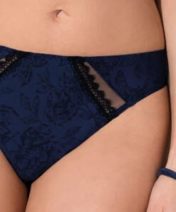 Tanga Antinéa De Lise Charmel Collection Nature Urbaine Coloris Bleu Orion (=aubergine). 8 Tanga Antinéa De Lise Charmel Collection Nature Urbaine Coloris Bleu Orion (=aubergine). -Sous Vêtement Soldes Magasin Tanga Antinea de Lise Charmel Nature Urbaine bleu orion bleu fonce CCG0096 BO 12