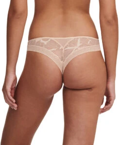Tanga De La Marque De Lingerie Chantelle, Collection True Lace, Coloris Beige Doré. -Sous Vêtement Soldes Magasin Tanga Chantelle true lace beige dore chair C11M90 01N 2