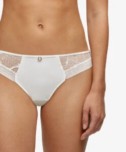 Tanga De La Marque De Lingerie Chantelle, Collection True Lace, Coloris Milk (=nacre). -Sous Vêtement Soldes Magasin Tanga Chantelle true lace milk nacre C11M90 0LW 503