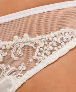 Tanga En Soie Lise Charmel Collection Splendeur Soie Coloris écru Nacre (=ivoire). 9 Tanga En Soie Lise Charmel Collection Splendeur Soie Coloris écru Nacre (=ivoire). -Sous Vêtement Soldes Magasin Tanga en soie Lise Charmel Splendeur soie ecru nacre ivoire ACC0080 EN 4