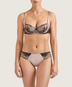 Tanga Sexy En Soie Collection Femme Glamour Coloris Sonate (rose Poudré) De Chez Aubade Paris.  -Sous Vêtement Soldes Magasin Tanga sexy Femme Glamour sonate Aubade rose poudre MD26 SONA ensemble