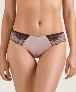 Tanga Sexy En Soie Collection Femme Glamour Coloris Sonate (rose Poudré) De Chez Aubade Paris. 