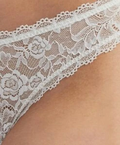 Tanga Sexy De La Collection Lingerie Permanente Rosessence Par Aubade Paris. 8 Tanga Sexy De La Collection Lingerie Permanente Rosessence Par Aubade Paris. -Sous Vêtement Soldes Magasin Tanga sexy Rosessence opale Aubade nacre HK26 OPAL 15