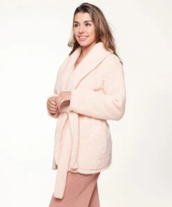 Veste Polaire Rose Vintage "Fluffy" Soft Linen De La Collection Lingadore Lounge. 8 Veste Polaire Rose Vintage "Fluffy" Soft Linen De La Collection Lingadore Lounge. -Sous Vêtement Soldes Magasin Veste polaire rose vintage Fluffy soft linen Lingadore loungewear rose poudre 6921 257 SOFT 3