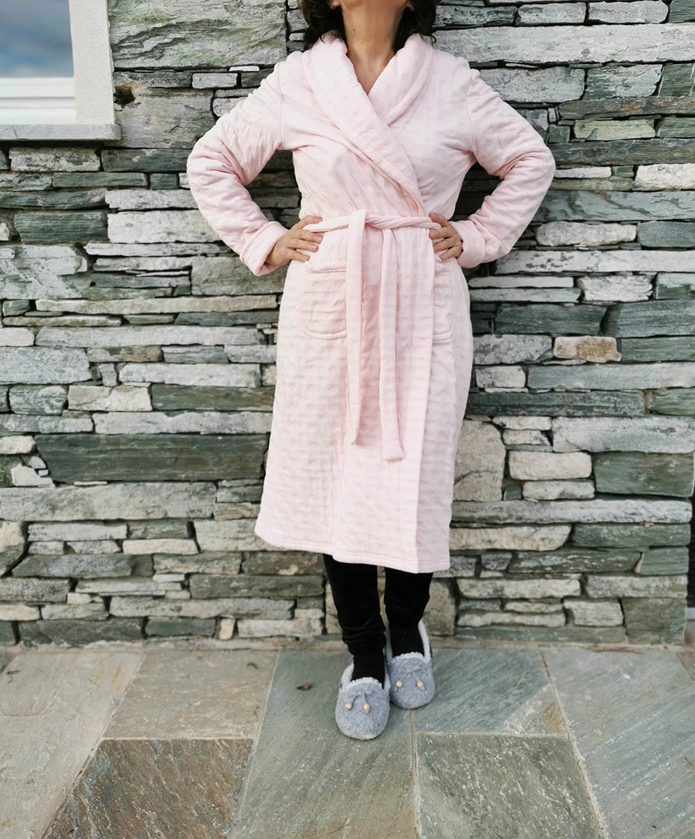 Robe De Chambre Poudreuse1 De La Collection Homewear Et Tenue D'intérieur De La Marque Canat. 3 Robe De Chambre Poudreuse1 De La Collection Homewear Et Tenue D'intérieur De La Marque Canat.